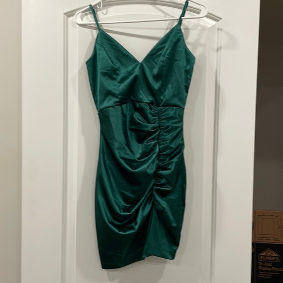 Green dress - Picture 1 of 3